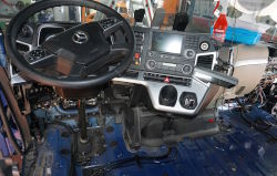 Brandschaden im Lkw Fahrerhaus verursacht durch einen Kabelbrand. Eine intensive Brandschadensanierung war notwendig. LKW mit Brandschaden