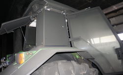 Ruß durch Rauchgasablagerungen am und im Traktor nach Brand in der Scheune. Dicke Rußschicht nach Hallenbrand